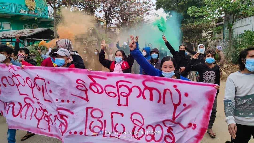 “ပြန်လည်စုရုံး နှစ်ခြောက်လုံး ကျေးလက်ပုန်ကန် မြို့ပြဖီဆန်”