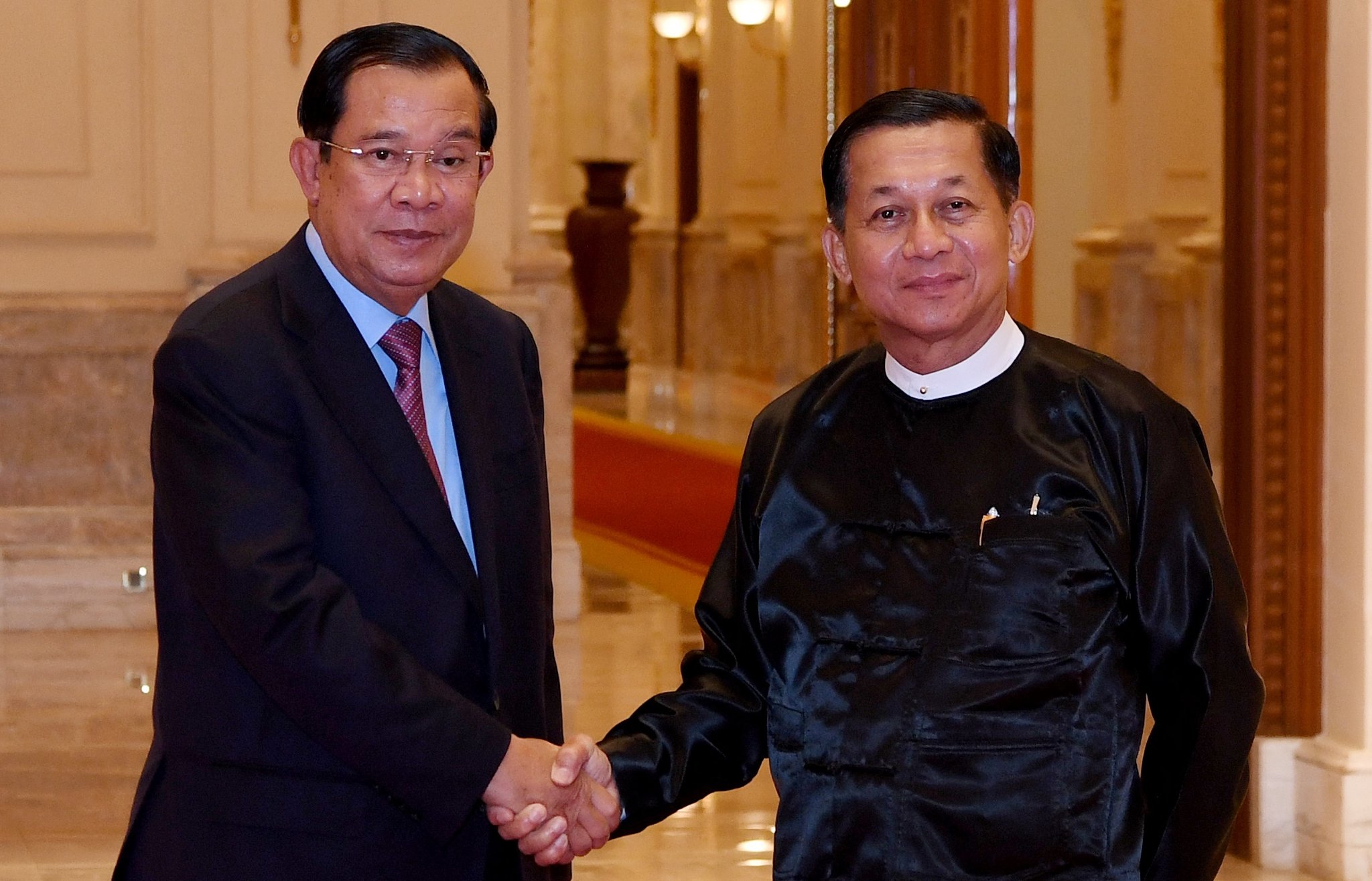 လူပုံအလယ်မှာ ဖိနပ်နဲ့ ပစ်ပေါက်ခံရတာဟာ ပြဿနာအသေးအမွှား မဟုတ်ဘူးလို့ ကမ္ဘောဒီးယားဝန်ကြီးချုပ် ဟွန်ဆန် ပြော