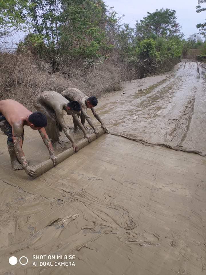 မိုခါ ကြောင့် ရေလျှံပြီး ကားလမ်းမပေါ် တင်ကျန်ခဲ့တဲ့ ရွှံ့နုံးတွေကို PDF တွေ ရှင်းလင်း