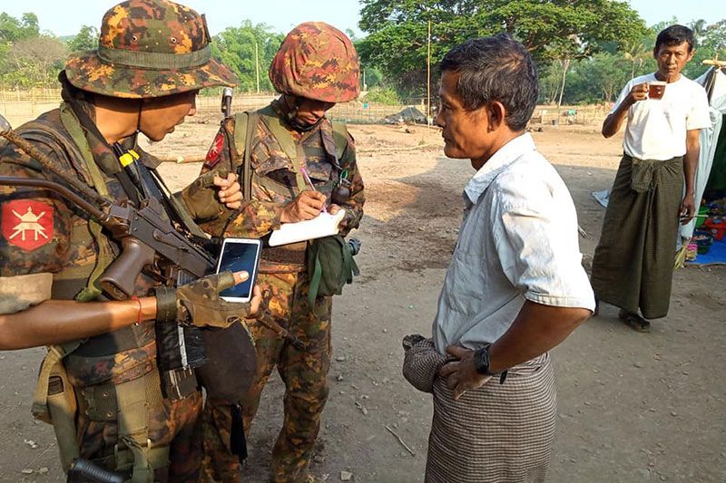 ရခိုင်မှာ စစ်ကောင်စီတပ်သားတွေက ပြည်သူကို လက်နက်ပြပြီး နည်းမျိုးစုံနဲ့ ဖမ်းဆီးငွေညှစ်