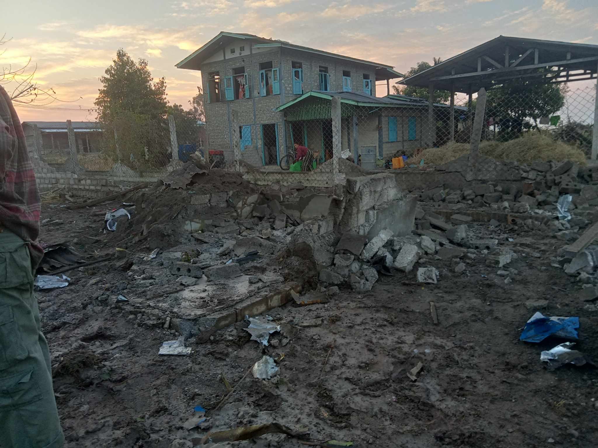 တိုက်ပွဲမဖြစ်တဲ့ ပင်လောင်းဘက်ကို ဗုံးကြဲလို့ ဆေးခန်းနဲ့ လူနေအိမ်တွေ ပျက်စီး