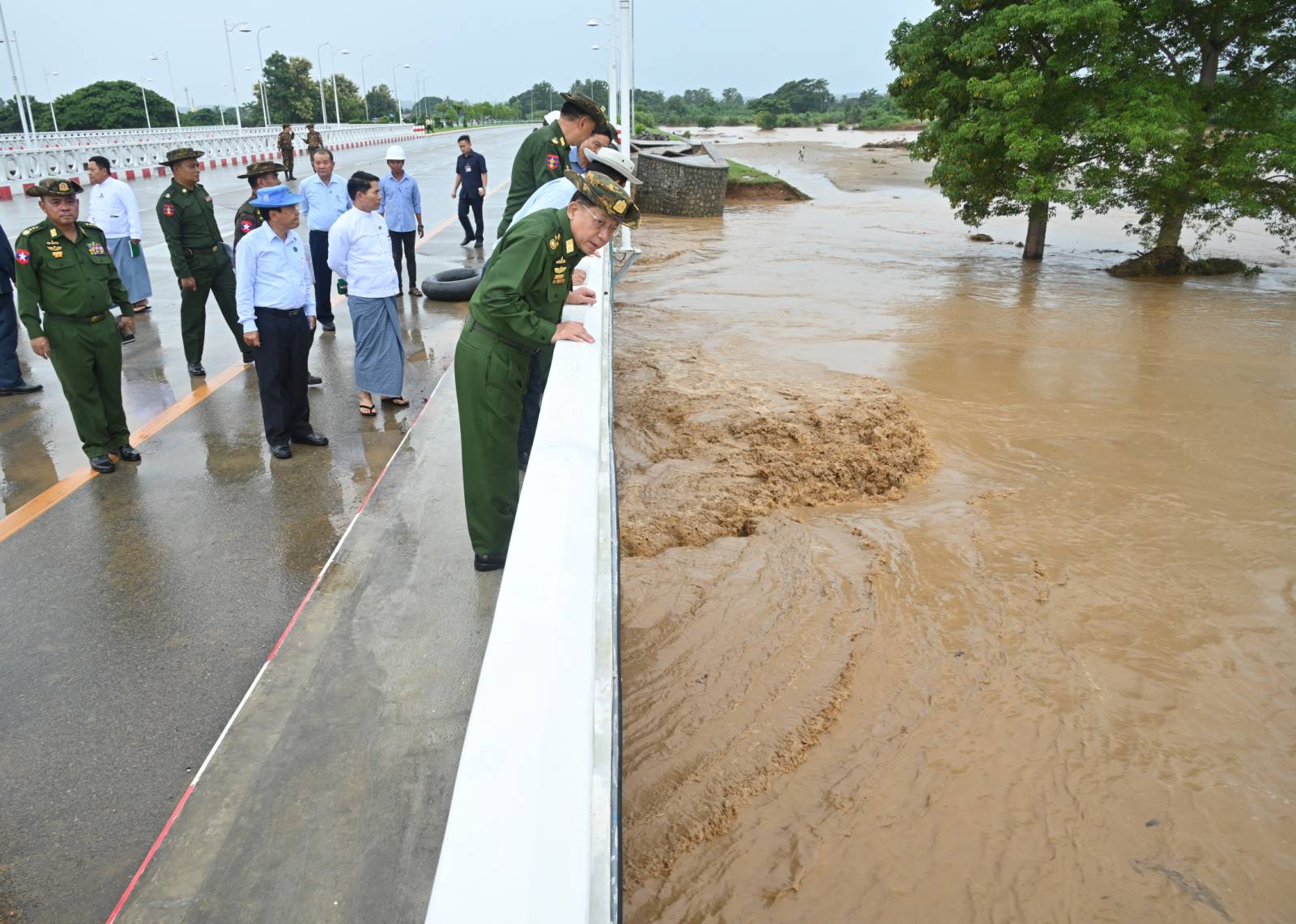 ပြည်ပနိုင်ငံက ကယ်ဆယ် ထောက်ပံ့ရေးပစ္စည်းတွေ အမြန်ဆုံးရရှိဖို့ လုပ်ပေးမယ်လို့ ရေဘေးသင့်ပြည်သူတွေကို မင်းအောင်လှိုင် နှစ်သိမ့်ပြန်